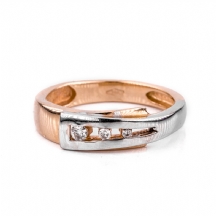 טבעת עשויה זהב צהוב 14 קארט משובצת יהלומים.