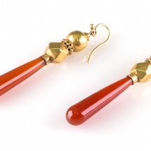 זוג עגילי זהב עתיקים משובצים אבני קורניאול