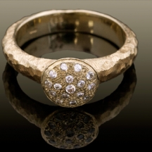 טבעת זהב משובצת כיפת יהלומים