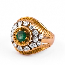 טבעת מרשימה עשויה זהב ומשובצת אמרלד ויהלומים