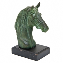 פסל ברונזה ישן בדמות ראש סוס
