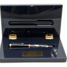 לאספני עטים נדירים- עט מתוצרת חברת 'PELIKAN'