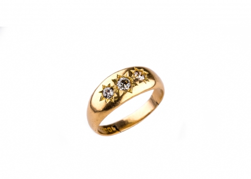 טבעת זהב אנגלית עתיקה משובצת שלושה יהלומים