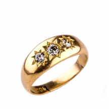 טבעת זהב אנגלית עתיקה משובצת שלושה יהלומים