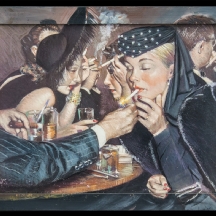 'אישה מעשנת בבר'