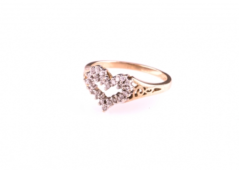 טבעת זהב משובצת יהלומים בדגם לב