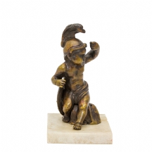 פסל ברונזה בדמות ילד לוחם