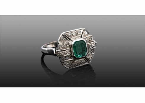 טבעת ארט דקו מרשימה משובצת יהלומים ואמרלד