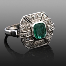 טבעת ארט דקו מרשימה משובצת יהלומים ואמרלד