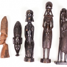 לוט של חמישה פסלים וקישוטים אפריקאים (X5)