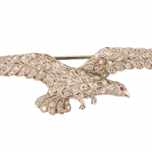 סיכת נשר עשויה פלטינה עם יהלומים ורובי