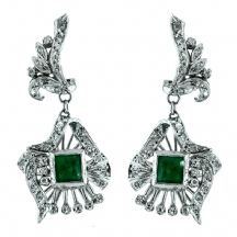 זוג עגילים משובצים אבני אמרלד ויהלומים