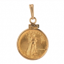 תליון זהב ובתוכו מטבע זהב