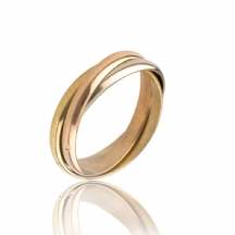 טבעת זהב בשלושה צבעים, חתומה: 'Cartier'