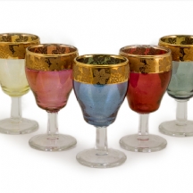 סט של חמישה גביעים עשויים זכוכית מנופחת ביד מעוטרים עיטורי זהב