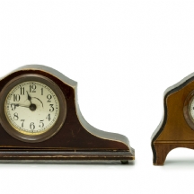 זוג שעוני שולחן דקורטיביים ישנים עשויים עץ (2X)