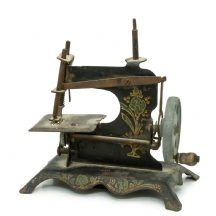 דגם עתיק מוקטן של מכונת תפירה