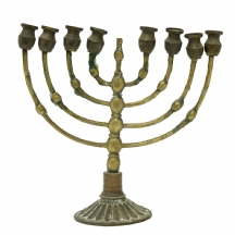 חנוכיית מתכת ישנה