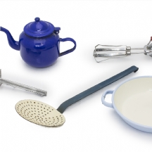 לחובבי וינטג' לוט של כלי מטבח ישנים כולל קומקום כחול