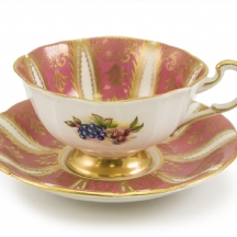 ספל וצלוחית עשויים פורצלן