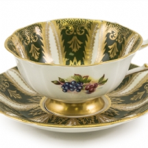 ספל וצלוחית עשויים פורצלן