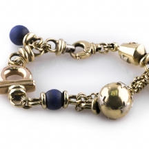 צמיד זהב מסוג 'Charm Bracelet'