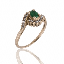 טבעת אמרלד ויהלומים.