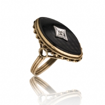 טבעת זהב משובצת אוניקס ויהלום