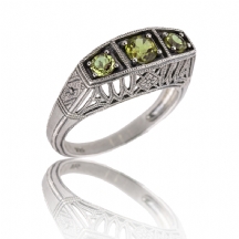 טבעת כסף משובצת אבני פרידוט