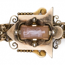 שרשרת ותליון זהב עתיקים משובץ קמיאו ופנינים