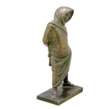 פסל ברונזה בדמות נערה מוטת ראש