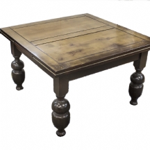 שולחן עץ ישן בסגנון עתיק