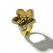 טבעת זהב צהוב משובצת יהלומים ואבן סמוקי קוורץ