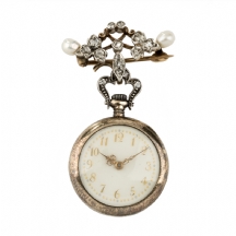 סיכה עתיקה מהמאה ה-19, ממנה תולה שעון כיס