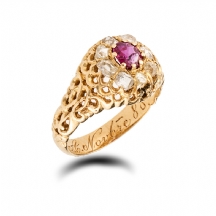 טבעת זהב עתיקה משובצת רובי ויהלומים בליטוש עתיק.