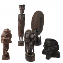 לוט של חמישה פסלים מחומרים שונים