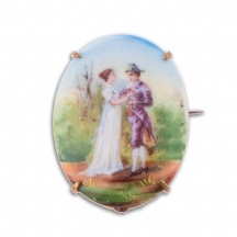 סיכה ישנה משובצת לוח חרסינה