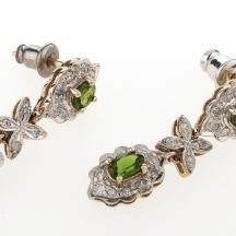 זוג עגילי זהב עם אבני חן ירוקות