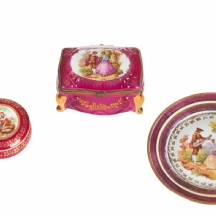 לוט של שלושה פרטי פורצלן ישנים