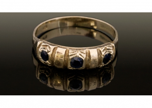 טבעת זהב משובצת באבן ספיר   (1901)