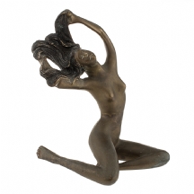 פסל ברונזה בדמות אישה עירומה