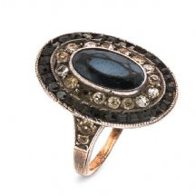 טבעת עתיקה משובצת ספירים כחולים ולבנים
