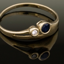טבעת זהב משובצת בספיר ויהלום   (3119)