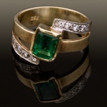 טבעת זהב משובצת אמרלד ויהלומים   (3745)