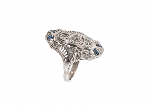 טבעת אדוארדיאנית מפלטינה עם יהלומים וספיר כחול