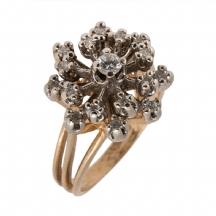 טבעת זהב מעוצבת כפרח משובצת יהלומים