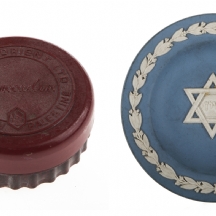 לוט של צלחת מתוצרת :'Wedgwood' וקופסת בקלית חתומה: Palestine