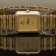 שעון יד לאישה מתוצרת: 'Raymond Weil', עשוי מתכת מצופה זהב.