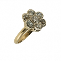 טבעת זהב מעוצבת כפרח ומשובצת יהלומים