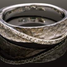 טבעת זהב לבן משובצת יהלומים   (4247)